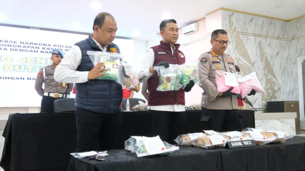 Direktur Reserse Narkoba Polda Jateng, Kombes Pol M. Anwar Nasir menunjukkan barang bukti yang berhasil diamankan dari dua orang kurir narkoba dalam konferensi pers ungkap kasus di Gedung Borobudur Polda Jateng pada Senin 6 Januari 2025 siang. (Foto: Humas Polda Jateng)