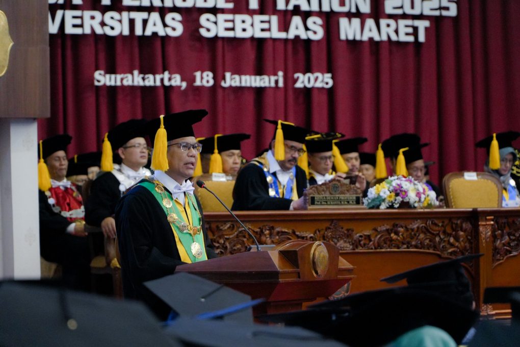 Sebanyak 703 lulusan UNS Solo diwisuda oleh Rektor UNS, Prof. Dr. Hartono dalam Wisuda UNS periode I tahun 2025 yang digelar di Auditorium G.P.H Haryo Mataram, Sabtu 18 Januari 2025. (Foto: dok. Humas UNS)