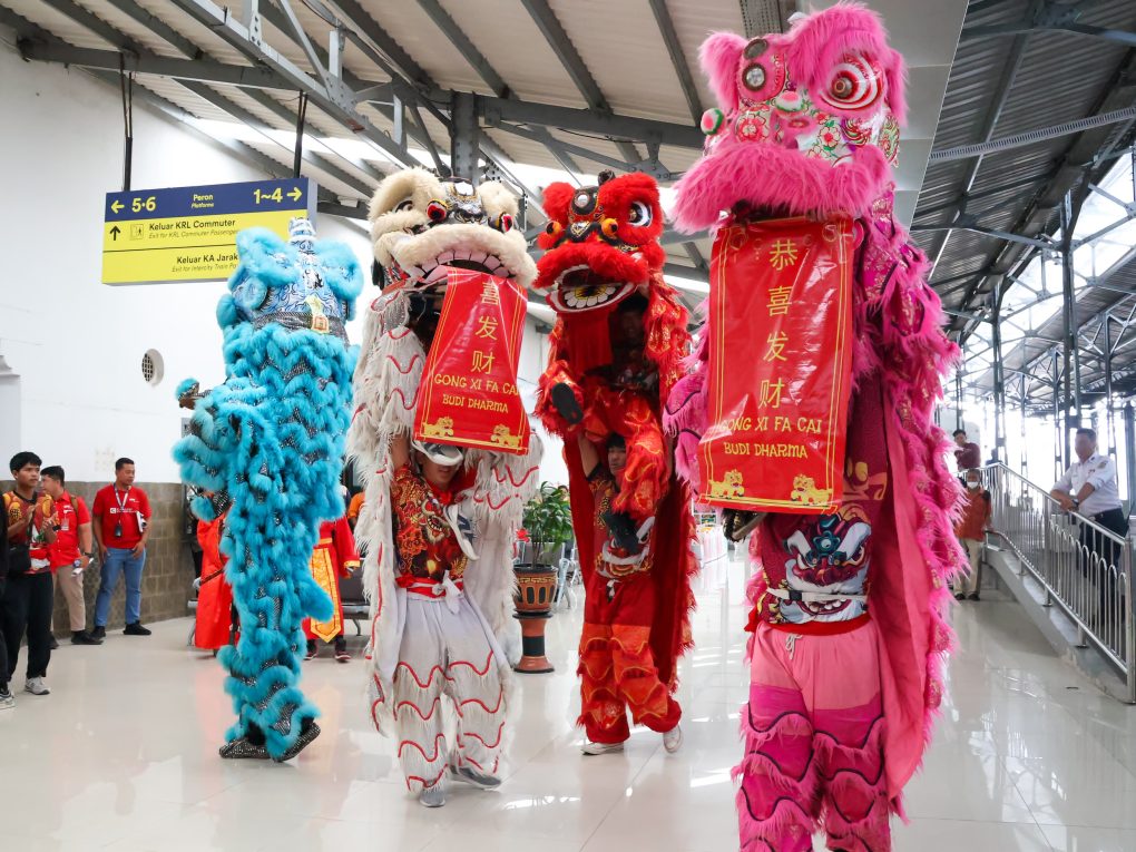 Memeriahkan Tahun Baru Imlek, KAI Daop 6 Yogyakarta dan KAI Commuter (KAI Group) menggelar pertunjukan barongsai di ruang tunggu penumpang Stasiun Solobalapan, Rabu 29 Januari 2025. (Foto: KAI Group)