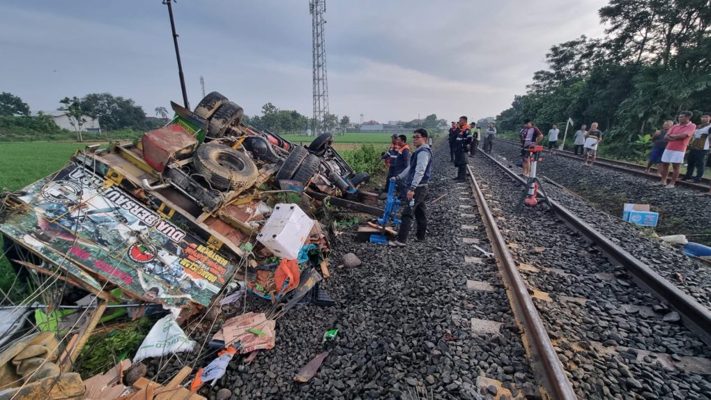 Kondisi jalur KA di di perlintasan sebidang JPL 82 KM 240+7 antar Stasiun Sragen - Masaran pasca body truk yang menemper KA Sancaka berhasil dievakuasi oleh petugas Daop 6 Yogyakarta. (Foto: dok. Humas PT KAI Daop 6 Yogyakarta)