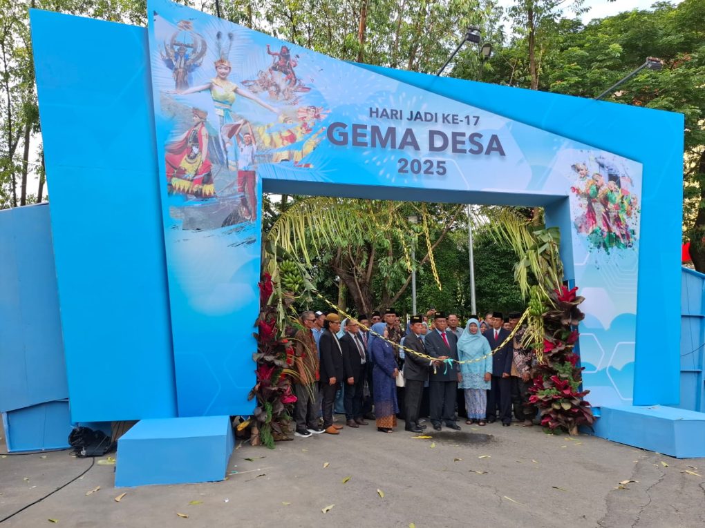 Jajaran Pengurus Gema Desa memotong untaian melati sebagai tanda dibukanya Pameran UMKM dalam rangka Hari Jadi ke-17 Gema Desa 2025 di halaman parkir Stadion Manahan, Kota Solo, Jawa Tengah, Jumat 31 Januari 2025. (Foto: Putri Sejati)