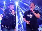 Kolaborasi Mas Sahli dan Ruri Repvblik membawakan lagu ‘Selimut Tetangga’ di Banaran Fest, Sabtu 22 Februari 2025. (Foto: Putri Sejati)