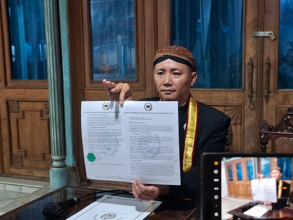 Pengageng Sasana Wilapa Keraton Kasunanan Surakarta Hadiningrat, KPA.H Dani Nur Adiningrat menunjukkan surat pernyataan putra mahkota, KGPAA Hamangkunegoro X. (Foto: Putri Sejati)