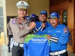 Kasatlantas Polresta Solo, Kompol Agung Yudiawan memberikan kaos kepada perwakilan petugas Supeltas Solo di Mapolresta Solo, Rabu 26 Maret 2025. (Foto: Putri Sejati)