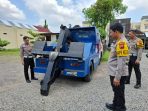 Kapolresta Solo, Kombes Pol Catur Cahyono Wibowo mengecek kesiapan armada mobil derek yang akan digunakan untuk Program Derek Mobil Gratis selama arus mudik dan balik Lebaran tahun ini. (Foto: Putri Sejati)