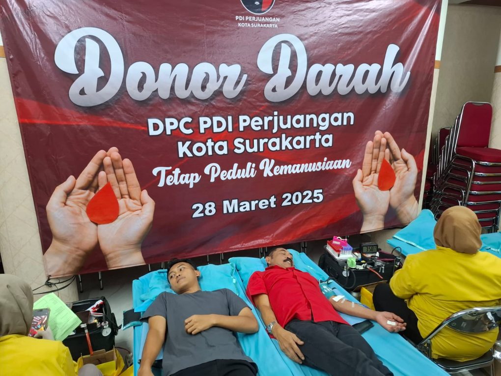 Ketua DPC PDIP Kota Solo, FX Hadi Rudyatmo ikut aksi donor darah yang digelar DPC PDIP Kota Solo, Jumat 28 Maret 2025. (Foto: Putri Sejati)