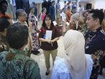 Petugas Kantor Imigrasi Surakarta melakukan asistensi keimigrasian bagi TKA PT Sritex melalui sosialisasi "Immigration Legal Assistance for Sritex Foreign Workers" di eks Pabrik PT Sritex di Kabupaten Sukoharjo, Jawa Tengah. (Foto: dok Kantor Imigrasi Surakarta)