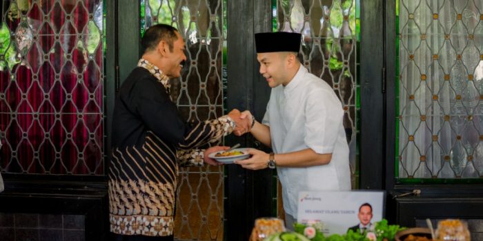 Sebelum acara Open House dimulai, Respati yang merayakan Hari Ulang Tahunnya mendapat kejutan tumpeng dari Ketua DPC PDIP Kota Solo, FX Hadi Rudyatmo yang hadir bersama dengan jajaran Pimpinan DPRD Kota Solo. (Foto: dok. Prokompim Kota Surakarta)