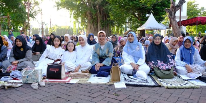 Wawali Solo, Astrid Widayani melaksanakan Salat Ied di halaman Balai Kota Solo, Senin 31 Maret 2025 pagi. (Foto: dok. Prokompim Kota Surakarta)