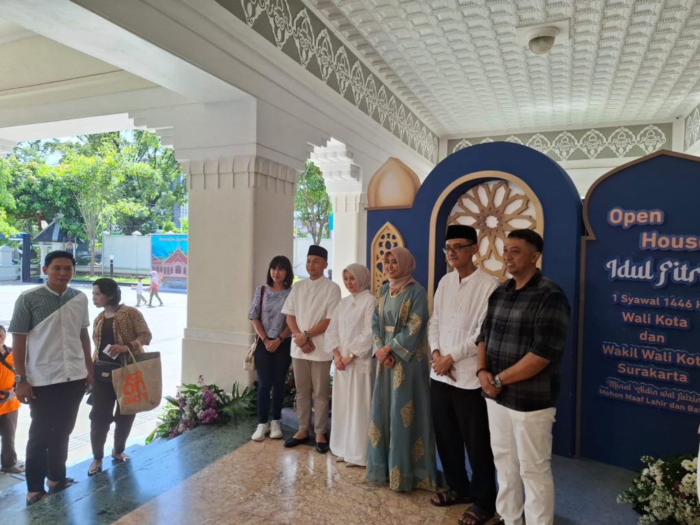 Wali Kota Solo, Respati Achmad Ardianto dan Wawali Solo, Astrid Widayani menggelar Open House di Rumah Dinas Loji Gandrung, Senin 31 Maret 2025. (Foto: Putri Sejati)