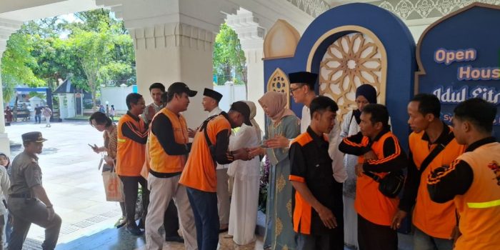 Masyarakat memadati acara Open House Wali Kota dan Wawali Solo di Rumah Dinas Loji Gandrung, Senin 31 Maret 2025. (Foto: Putri Sejati)