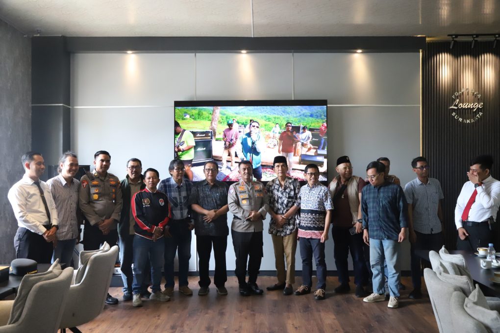 Jajaran pengurus PWI Surakarta bersilaturahmi dengan Kapolresta Solo, Kombes Pol Catur Cahyono Wibowo bersama jajarannya di Mapolresta setempat, Senin 14 April 2025. (Foto: Putri Sejati)