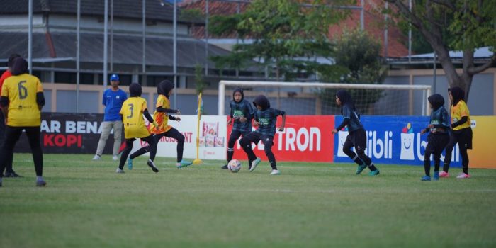 Laga pamungkas KU 12 MilkLife Soccer Challenge - Solo 2025 mempertemukan SD Djama’atul Ichwan Surakartadan MIN Surakarta yang berlangsung di Stadion Miini Surakarta, Minggu 18 Mei 2025. (Foto: Putri Sejati)