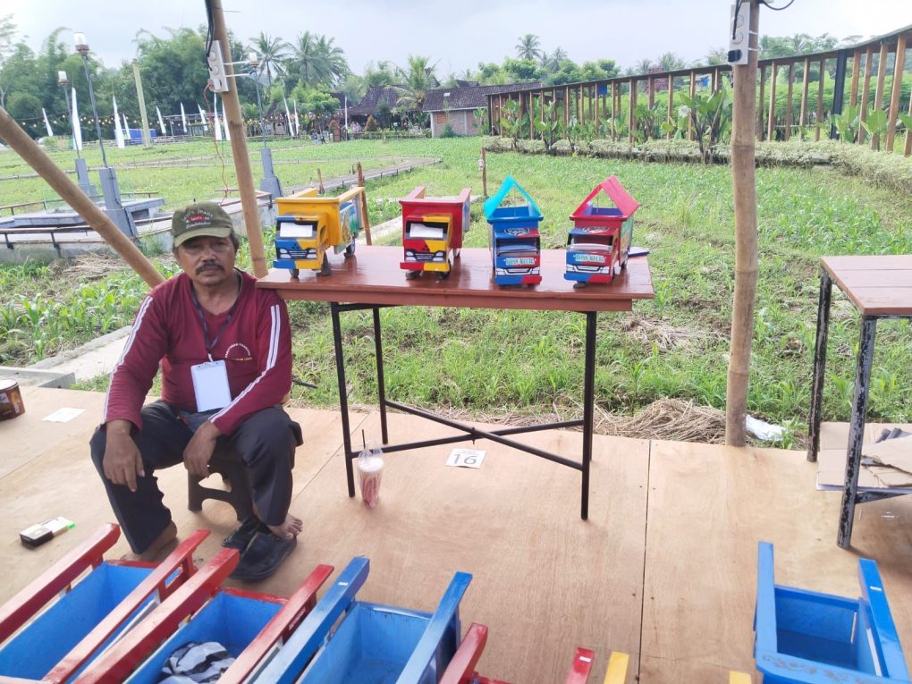 Festival Suadesa 2025 menjadi panggung bagi pelaku UMKM lokal untuk memamerkan produk-produk unik dan bernilai budaya