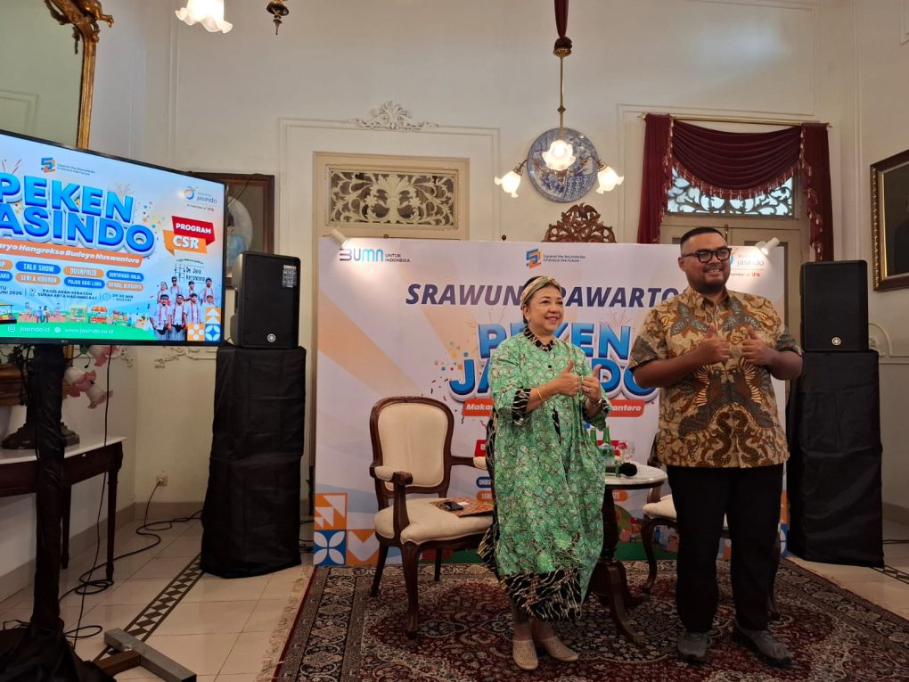 (Ki-Ka): Ketua Lembaga Dewan Adat Keraton Surakarta Hadiningrat, GKR Koes Moertiyah Wandansari bersama Sekretaris Perusahaan Jasindo, Brellian Gema dalam srawung pawartos di Kota Solo, Jumat 13 Juni 2025. (Foto: Putri Sejati)
