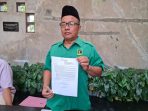 Wakil Ketua LBH DPP-PPP, Arif Sahudi menunjukkan surat terbuka yang ia tujukan pada pemilik suara Muktamar PPP. (Foto: Putri Sejati)