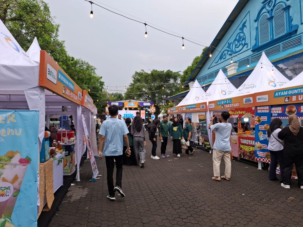 Ribuan orang memadati Peken Jasindo: Makaryo HangreksoBudoyo Nuswantoro yang digelar di Pagelaran Keraton Surakarta Hadiningrat, Kota Solo, Jawa Tengah, Sabtu 14 Juni 2025. (Foto: Putri Sejati)