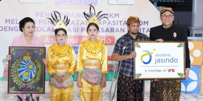 Direktur Utama Asuransi Jasindo, Andy Samuel (kanan) menyerahkan bantuan kepada komunitas difabel dalam Peken Jasindo: Makaryo HangreksoBudoyo Nuswantoro yang digelar di Pagelaran Keraton Surakarta Hadiningrat, Kota Solo, Jawa Tengah, Sabtu 14 Juni 2025.  (Foto: Putri Sejati)