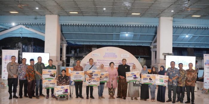 Bantuan yang diberikan Perusahaan Asuransi Jasindo kepada erbagai pihak di Kota Solo dalam event Peken Jasindo di Pagelaran Keraton Kasunanan Surakarta Hadiningrat, Kota Solo, Jawa Tengah, pada Sabtu 14 Juni 2025. (Foto: Putri Sejati)