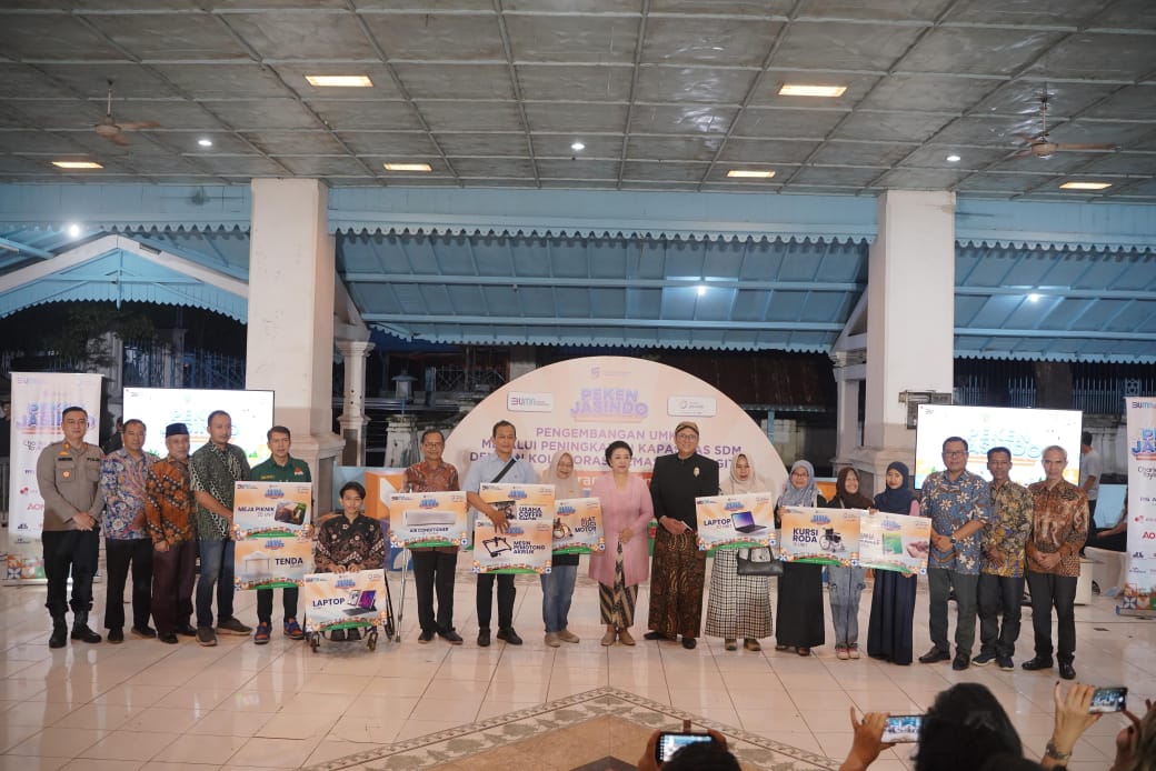 Bantuan yang diberikan Perusahaan Asuransi Jasindo kepada erbagai pihak di Kota Solo dalam event Peken Jasindo di Pagelaran Keraton Kasunanan Surakarta Hadiningrat, Kota Solo, Jawa Tengah, pada Sabtu 14 Juni 2025. (Foto: Putri Sejati)