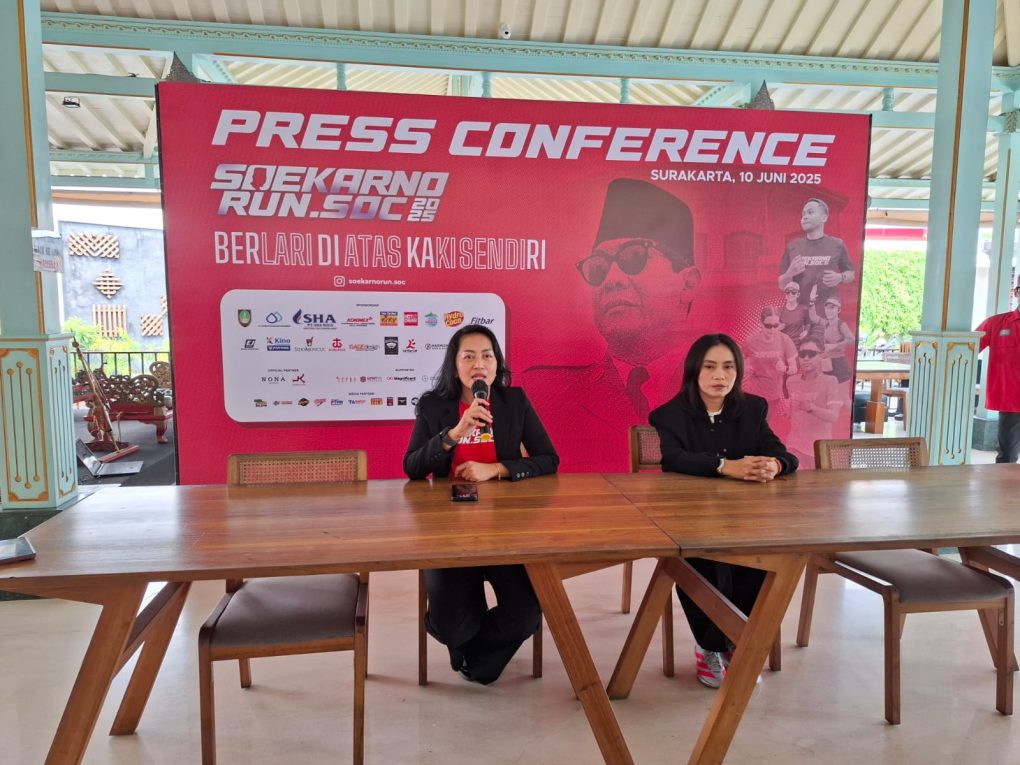 Ketua Pelaksana Soekarno Run.SOC 2025, Monique Dian Ayu dan Magnificent Running Management, Artha Listya saat sesi press conference di Ono Solo, Selasa 10 Juni 2025. (Foto: Putri Sejati)