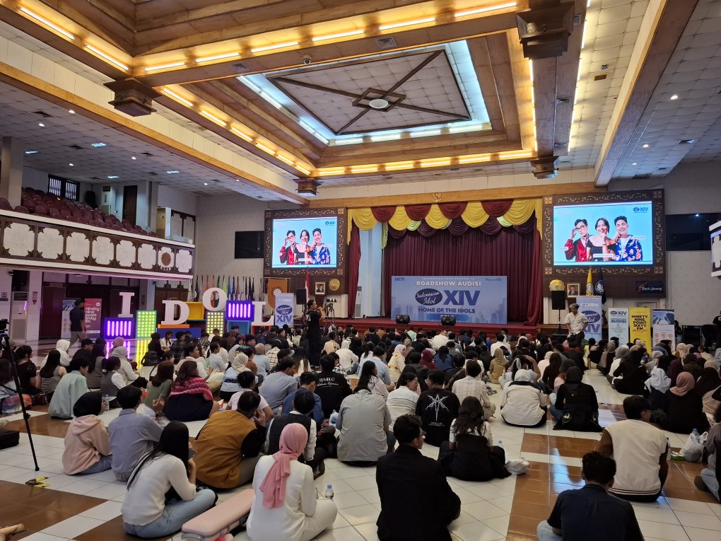 Ribuan anak muda mengikuti audisi Indonesian Idol 2025 yang digelar di Auditorium UNS Solo, Kamis-Jumat 3-4 Juli 2025. (Foto: Putri Sejati)