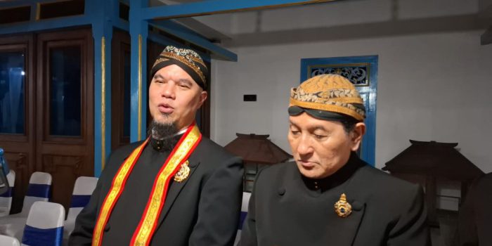Musisi sekaligus anggota Komisi X DPR RI, Ahmad Dhani mendapat kekancingan Kanjeng Pangeran dari Keraton Kasunanan Surakarta Hadiningrat. (Foto: Putri Sejati)