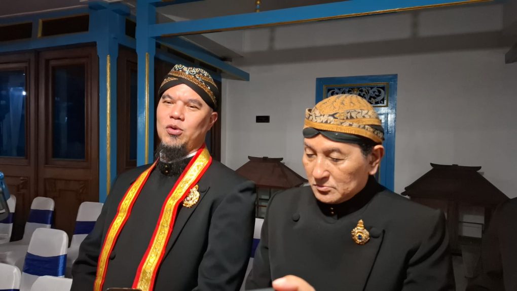 Musisi sekaligus anggota Komisi X DPR RI, Ahmad Dhani mendapat kekancingan Kanjeng Pangeran dari Keraton Kasunanan Surakarta Hadiningrat. (Foto: Putri Sejati)
