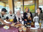 Mahasiswa KKN Kelompok 259 UIN Solo memberikan pelatihan cara membuat MPASI kepada kader Posyandu di Balai Desa Brangkal, Kecamatan Wedi, Kabupaten Klaten, Jawa Tengah. (Foto: dok ist)