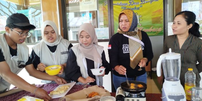 Mahasiswa KKN Kelompok 259 UIN Solo memberikan pelatihan cara membuat MPASI kepada kader Posyandu di Balai Desa Brangkal, Kecamatan Wedi, Kabupaten Klaten, Jawa Tengah. (Foto: dok ist)