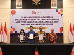 Seremoni penyerahan barang hibah dari OJK Solo kepada Kepala MI Muhammadiyah Doyong Subur Kabupaten Sragen di Kantor OJK Solo, Rabu 16 Juli 2025. (Foto: dok. KOJK Solo)