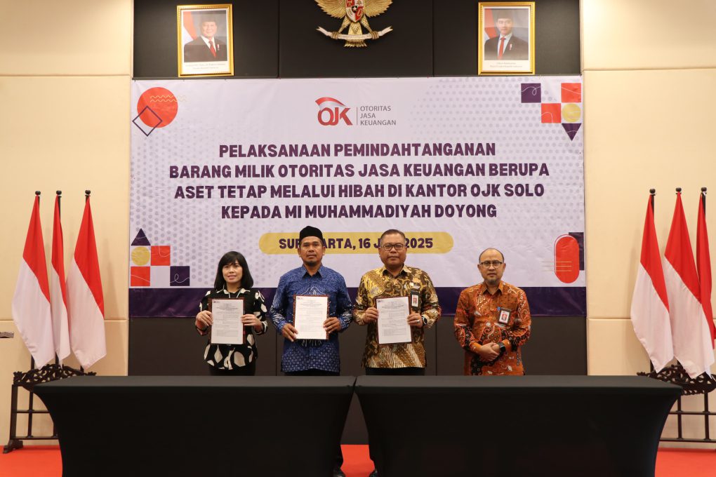 Seremoni penyerahan barang hibah dari OJK Solo kepada Kepala MI Muhammadiyah Doyong Subur Kabupaten Sragen di Kantor OJK Solo, Rabu 16 Juli 2025. (Foto: dok. KOJK Solo)