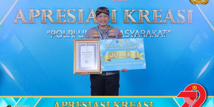 Kapolresta Solo, Kombes Pol Catur Cahyono Wibowo menerima penghargaan juara 2 Lomba Akun Centang Biru yang diraih Polresta Solo dalam acara Awarding Day Apresiasi Kreasi Polri Untuk Masyarakat yang digelar di Auditorium STIK-PTIK Lemdiklat Polri, Jakarta Selatan, Selasa 22 Juli 2025 malam. (Foto: dok ist)