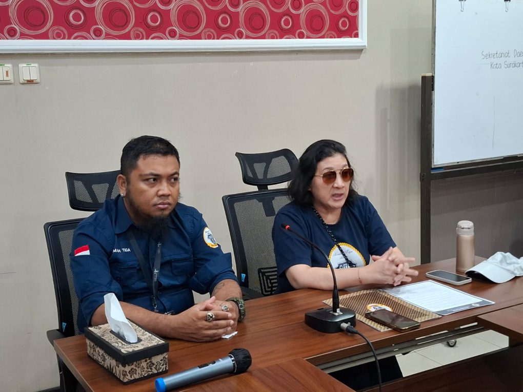 (Ki-Ka): Ketua Panitia UMKM F3ST 2025, Mahendra dan Ketua Umum Roemah Tiga, Christiana Monica Ramadan saat memberikan keterangan pers terkait event UMKM F3ST 2025 yang digelar di halaman Balai Kota Solo, Jawa Tengah, 26-27 Juli 2025. (Foto: Putri Sejati)