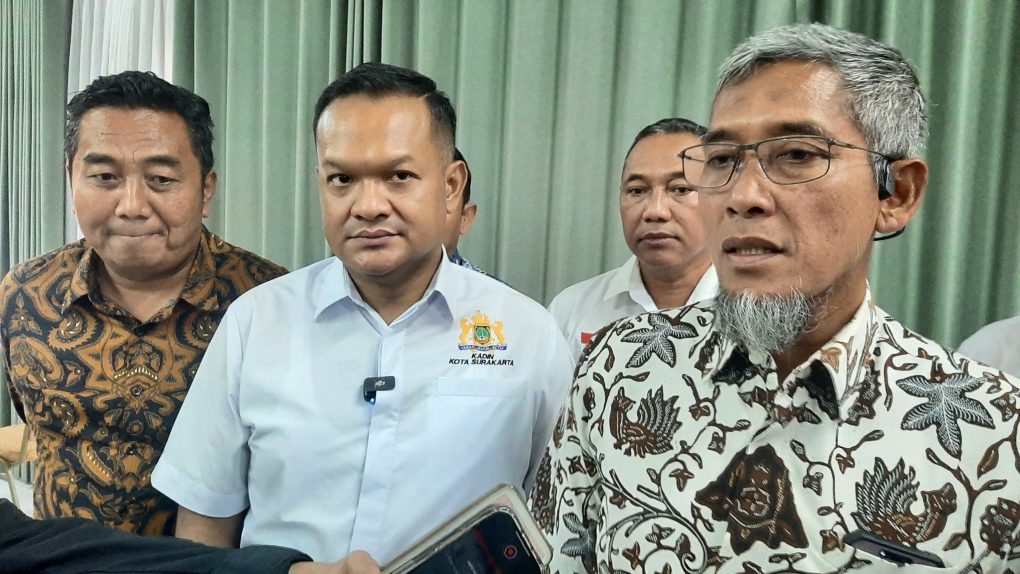 Sekretaris Daerah Provinsi Jawa Tengah, Sumarno (batik) usai rakor bersama Sekretaris Daerah dan KADIN Solo Raya, Kamis 24 Juli 2025. (Foto: Putri Sejati)
