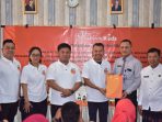 Kiri ke kanan:Jefri Hari Akbar, Head of Industrial Relations JAPFA; R. Artsanti Alif, Head of Social Investment JAPFA; Ischak Maulana Rohman, Bupati Tegal; Aris Susetyo, Head - Human Resources & General Affairs Ciomas, dr. Ruszaeni, S.H., M.M, Kepala Dinas Kesehatan; Winarto, S.E., M.M, Plt Kepala Dinas Pendidikan Kab Tegal