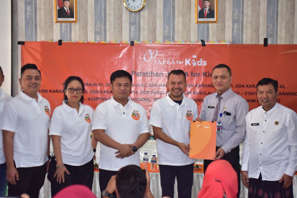 Kiri ke kanan:Jefri Hari Akbar, Head of Industrial Relations JAPFA; R. Artsanti Alif, Head of Social Investment JAPFA; Ischak Maulana Rohman, Bupati Tegal; Aris Susetyo, Head - Human Resources & General Affairs Ciomas, dr. Ruszaeni, S.H., M.M, Kepala Dinas Kesehatan; Winarto, S.E., M.M, Plt Kepala Dinas Pendidikan Kab Tegal