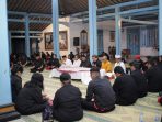 DPC PDIP Kota Solo menggelar doa bersama di Ndalem Mloyokusuman, Kelurahan Baluwarti, Kecamatan Pasarkliwon, Kota Solo, Jawa Tengah, Kamis malam 24 Juli 2025. (Foto: Putri Sejati)