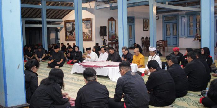 DPC PDIP Kota Solo menggelar doa bersama di Ndalem Mloyokusuman, Kelurahan Baluwarti, Kecamatan Pasarkliwon, Kota Solo, Jawa Tengah, Kamis malam 24 Juli 2025. (Foto: Putri Sejati)