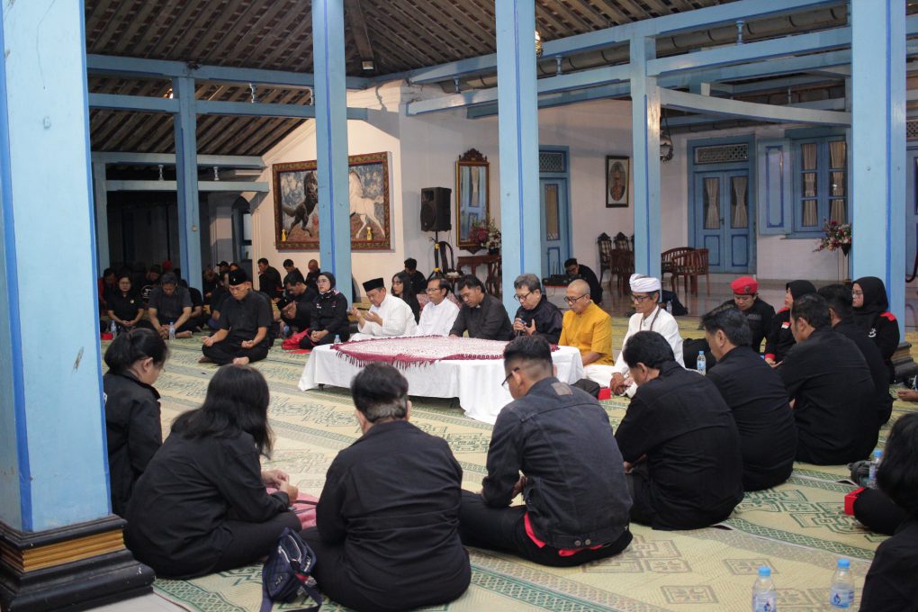 DPC PDIP Kota Solo menggelar doa bersama di Ndalem Mloyokusuman, Kelurahan Baluwarti, Kecamatan Pasarkliwon, Kota Solo, Jawa Tengah, Kamis malam 24 Juli 2025. (Foto: Putri Sejati)