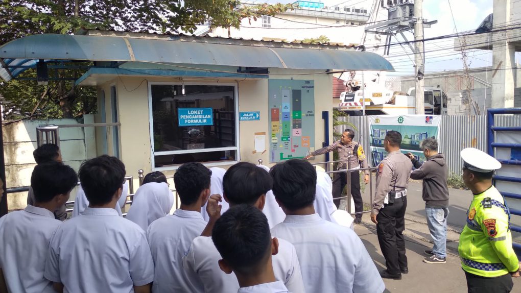 30 pelajar SMA mengikuti program Gen Z Go To Polantas di Mako Satlantas Polresta Solo, Selasa 5 Agustus 2025. (Foto: Putri Sejati)