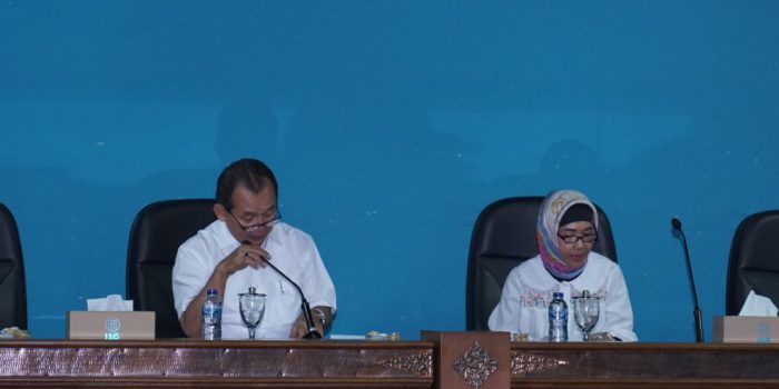 Ketua Senat Akademik UNS Solo, Prof Dr dr Sri Sulistyowati didampingi Sekretaris Senat Akademik UNS, Solo, Prof Dr Mohammad Jamin dalam konferensi pers dihadapan media Senin 25 Agustus 2025. (Foto: Putri Sejati)