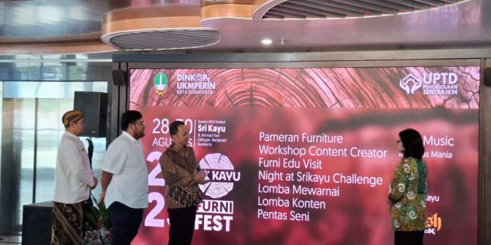 Pembukaan Pameran Sri Kayu Furni Fest 2025 yang digelar di Sentra IKM Mebel Sri Kayu di Jalan Ahmad Yani, Gilingan, Banjarsari, Kota Solo, Jawa Tengah, Kamis 28 Agustus 2025. (Foto: Putri Sejati)