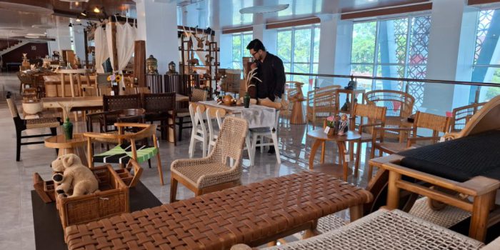 Pameran Sri Kayu Furni Fest 2025 yang digelar di Sentra IKM Mebel Sri Kayu di Jalan Ahmad Yani, Gilingan, Banjarsari, Kota Solo, Jawa Tengah. (Foto: Putri Sejati)