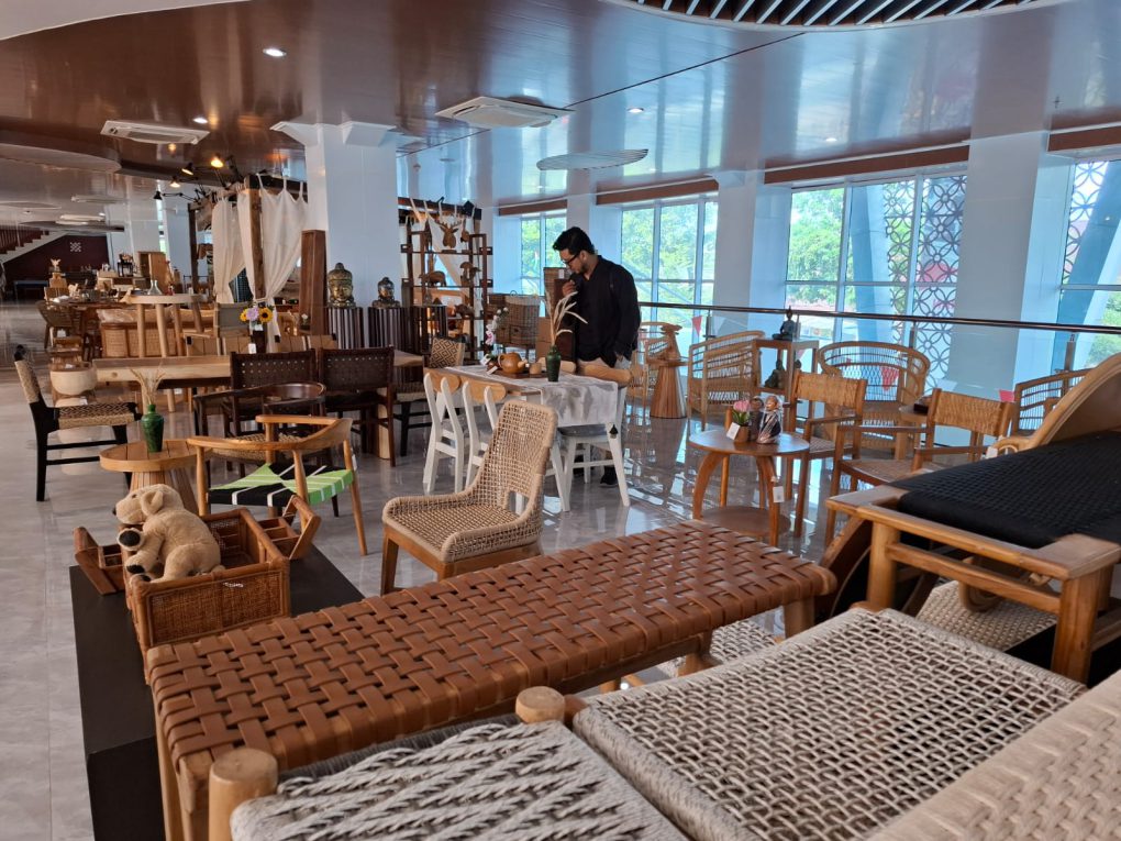 Pameran Sri Kayu Furni Fest 2025 yang digelar di Sentra IKM Mebel Sri Kayu di Jalan Ahmad Yani, Gilingan, Banjarsari, Kota Solo, Jawa Tengah. (Foto: Putri Sejati)