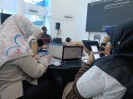 Pelaku UMKM di Kota Solo, Jawa Tengah mengikuti pelatihan penggunaan akal imitasi (AI) “Empowering MSMSe With AI” yang digelar PT Telkom Indonesia di Radya Litera Hall, Griya Solopos, Sabtu 2 Agustus 2025. (Foto: Putri Sejati)