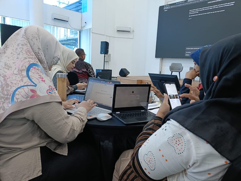 Pelaku UMKM di Kota Solo, Jawa Tengah mengikuti pelatihan penggunaan akal imitasi (AI) “Empowering MSMSe With AI” yang digelar PT Telkom Indonesia di Radya Litera Hall, Griya Solopos, Sabtu 2 Agustus 2025. (Foto: Putri Sejati)