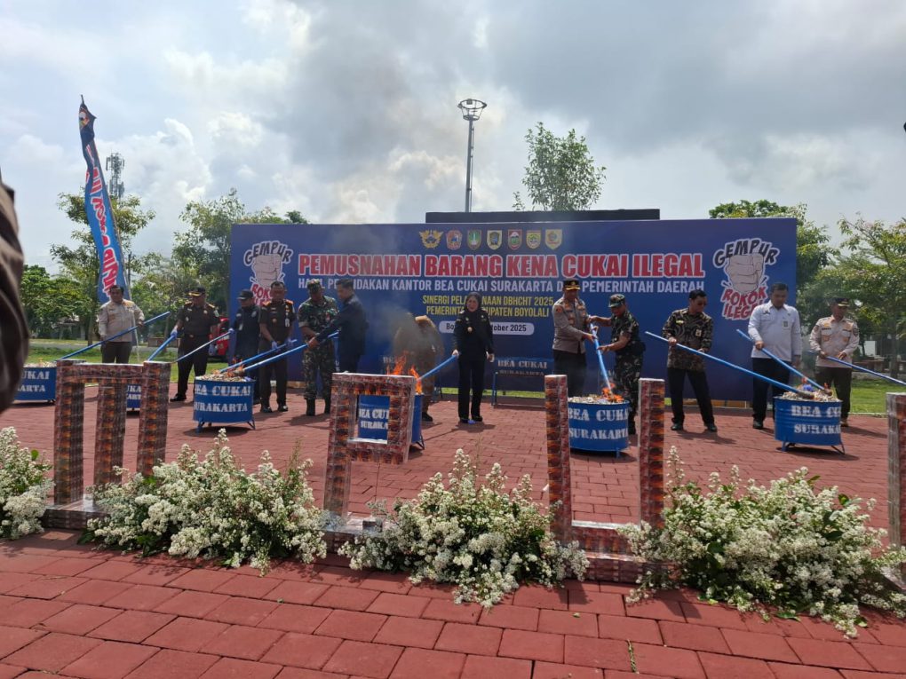 Seremonial pemusnahan Barang Kena Cukai Hasil Tembakau (BKC HT) atau rokok ilegal dan Minuman Mengandung Etil Alkohol (MMEA) atau miras di Halaman Pendopo Alun-alun Boyolali, Jawa Tengah, Selasa 21 Oktober 2025. (Foto: Putri Sejati)