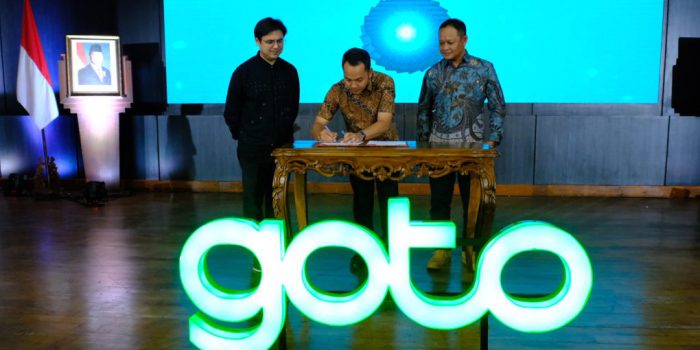 Wali Kota Solo, Respati Ardi menandatangani MoU dengan PT GoTo di Bale Tawangarum kompleks Balai Kota Solo, Jawa Tengah, Selasa 7 Oktober 2025. (Foto: Putri Sejati)