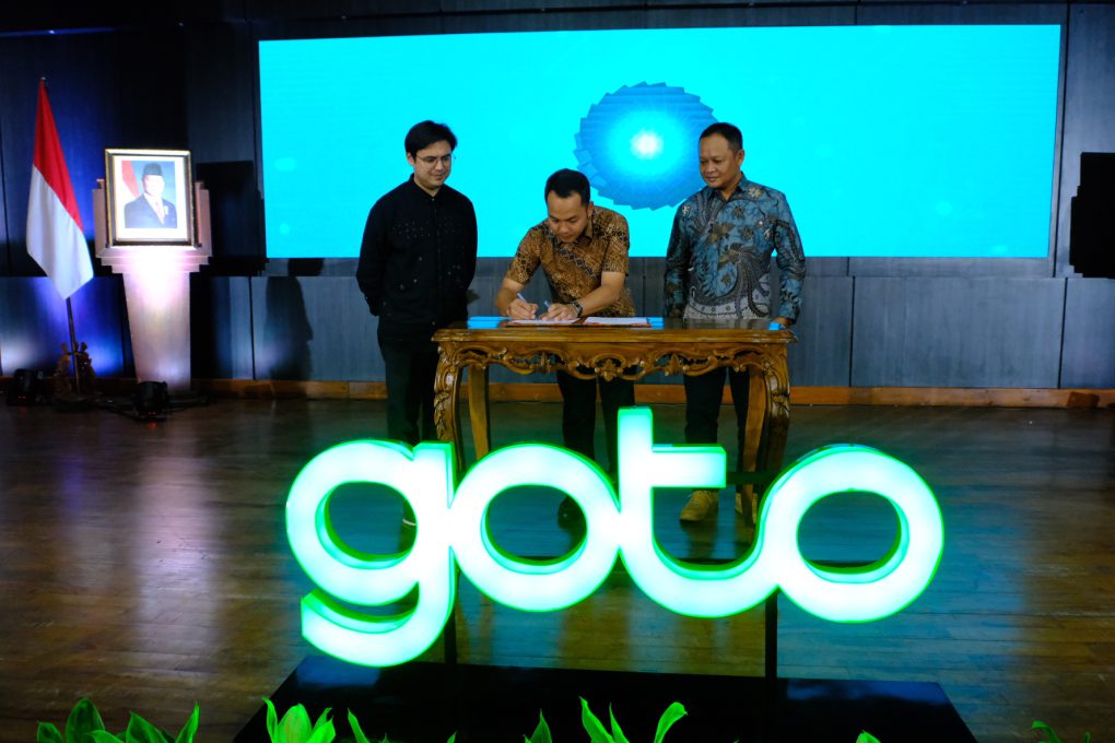 Wali Kota Solo, Respati Ardi menandatangani MoU dengan PT GoTo di Bale Tawangarum kompleks Balai Kota Solo, Jawa Tengah, Selasa 7 Oktober 2025. (Foto: Putri Sejati)